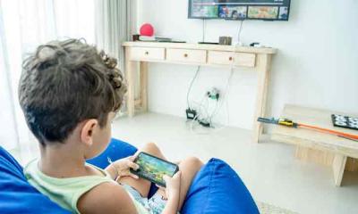 শিশুর হাতে দ্রুত স্মার্টফোন দিলে বাড়ছে ৩ ধরনের ঝুঁকি