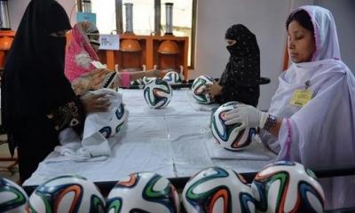 বিশ্বের প্রায় ৭০ শতাংশ ফুটবল তৈরি হয় পাকিস্তানের শিয়ালকোটে