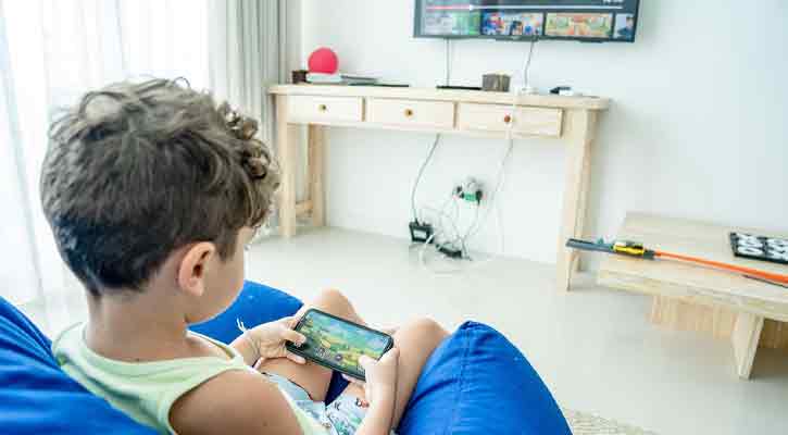 শিশুর হাতে দ্রুত স্মার্টফোন দিলে বাড়ছে ৩ ধরনের ঝুঁকি