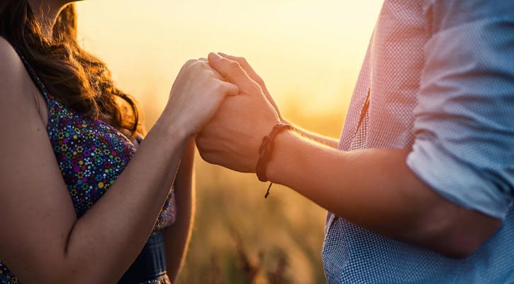 প্রেমিকা সত্যিই ভালোবাসে? যে ৭ আচরণে পরিষ্কার বুঝতে পারবেন